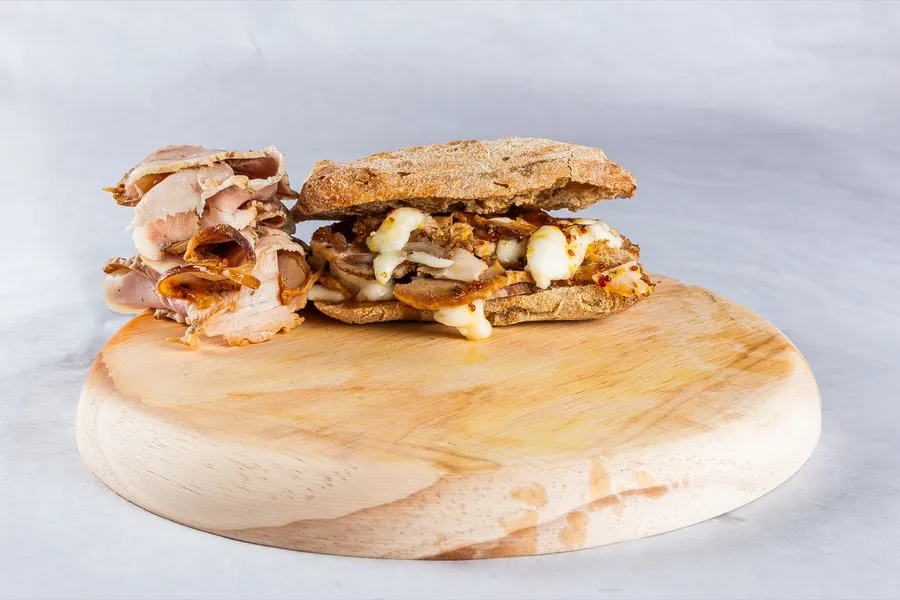 Panino de Porchetta di Ariccia IGP amb mozzarella fiordilatte fosa, crema de patata i salsa de mel, mostassa i menta a Balordi Barcelona — photo 2