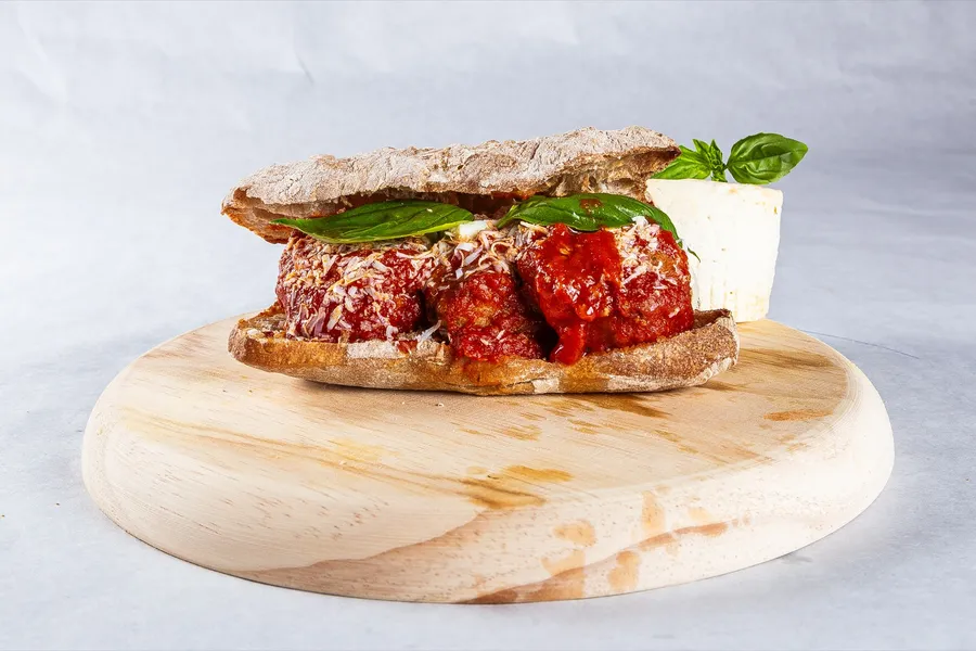 Panino de mandonguilles de vedella amb salsa de tomàquet, ricotta salata i alfàbrega fresca a Balordi Barcelona — photo 2