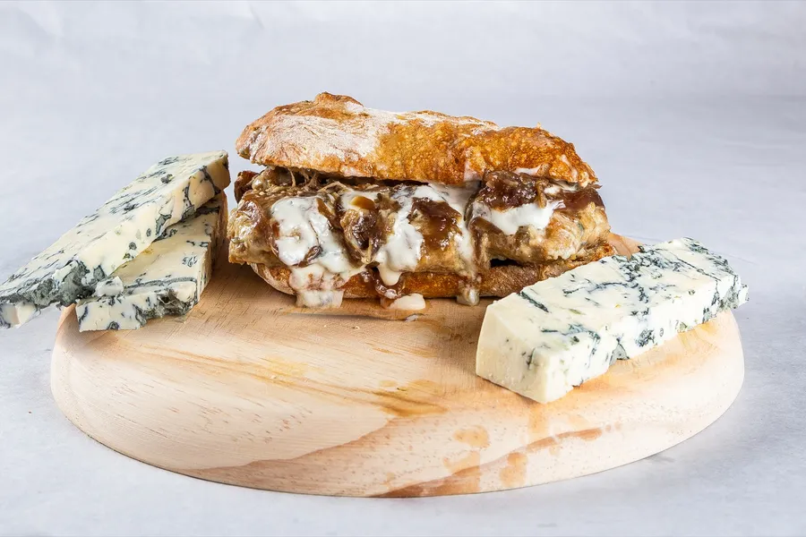 Panino de mandonguilles de vedella amb salsa cremosa de Gorgonzola DOP i ceba caramel·litzada a Balordi Barcelona — photo 2