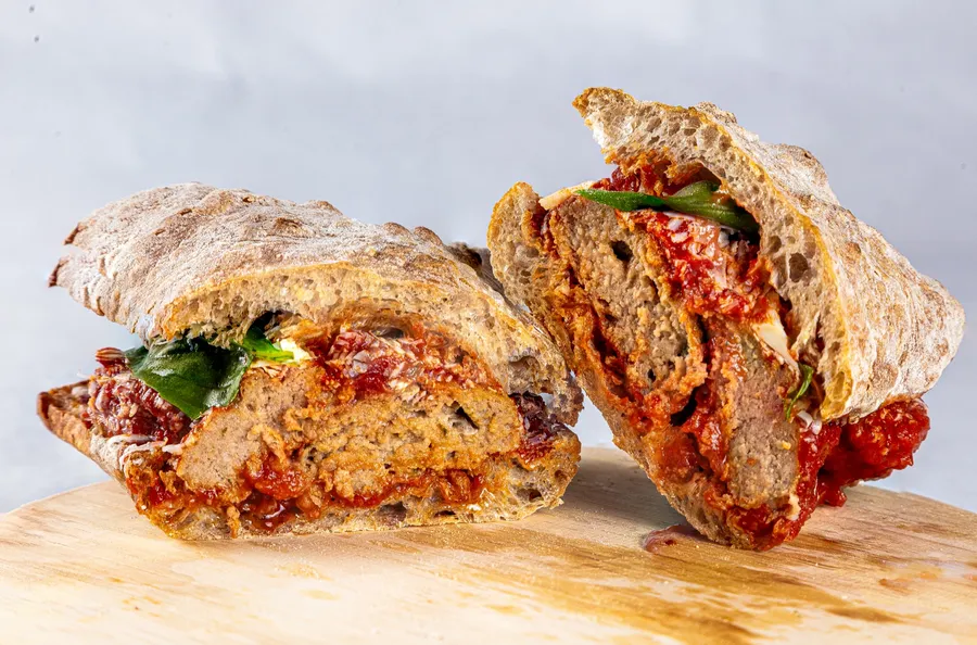 Panino de mandonguilles de vedella amb salsa de tomàquet, ricotta salata i alfàbrega fresca a Balordi Barcelona — photo 3