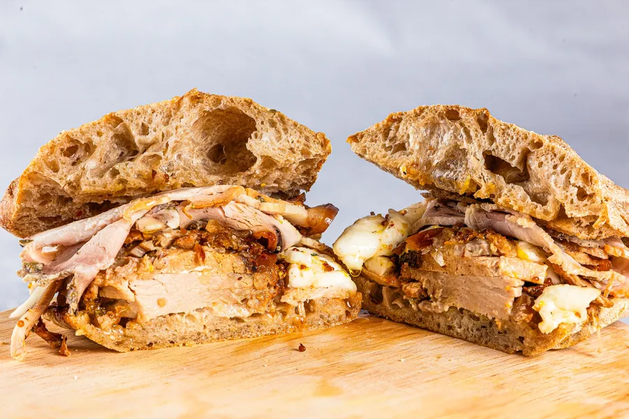 Panino de Porchetta di Ariccia IGP amb mozzarella fiordilatte fosa, crema de patata i salsa de mel, mostassa i menta a Balordi Barcelona — photo 3