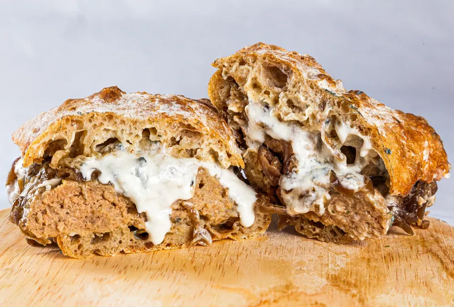 Panino de mandonguilles de vedella amb salsa cremosa de Gorgonzola DOP i ceba caramel·litzada a Balordi Barcelona — photo 3