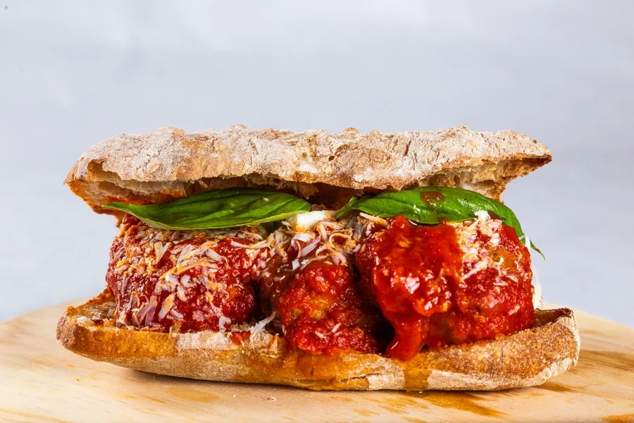 Panino de mandonguilles de vedella amb salsa de tomàquet, ricotta salata i alfàbrega fresca a Balordi Barcelona