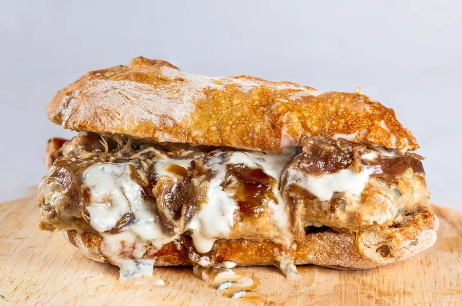 Panino de mandonguilles de vedella amb salsa cremosa de Gorgonzola DOP i ceba caramel·litzada a Balordi Barcelona