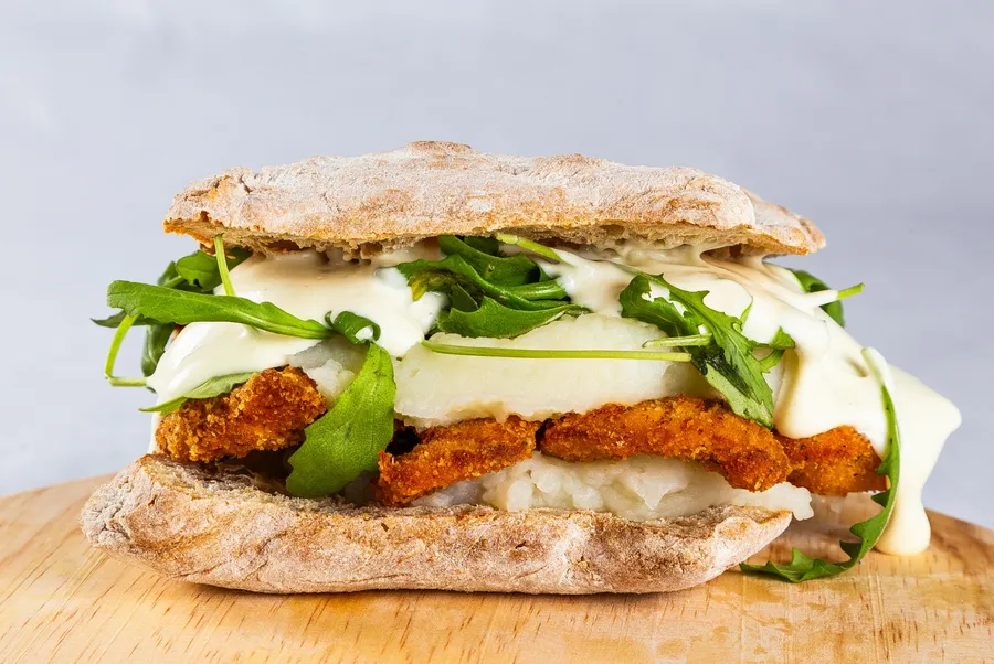 Panino de milanesa de pollastre cruixent amb crema de patata, rúcula i maionesa de wasabi a Balordi Barcelona